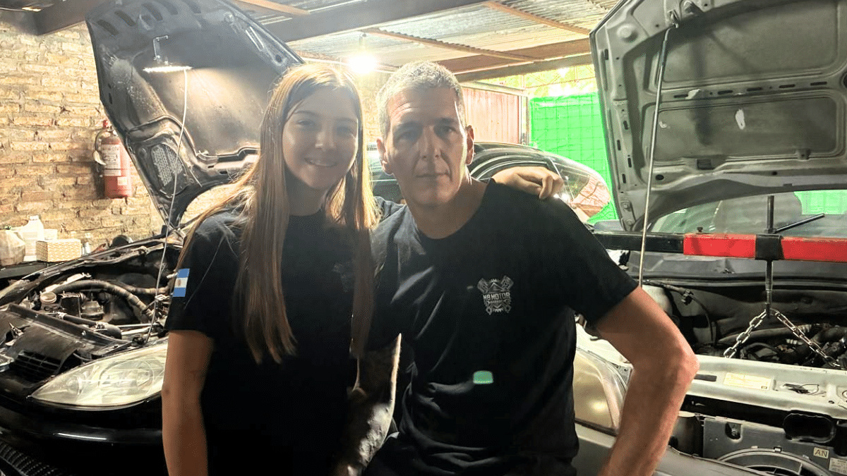 Joven de Burzaco es viral por ser mecánica con su padre