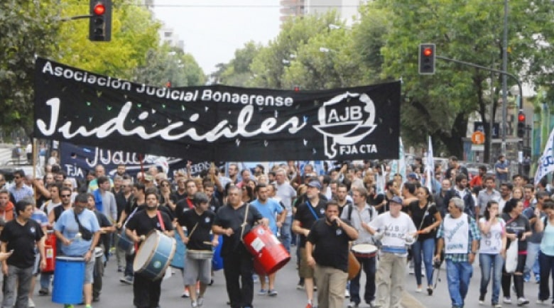 Judiciales y docentes bonaerenses piden adelanto salarial