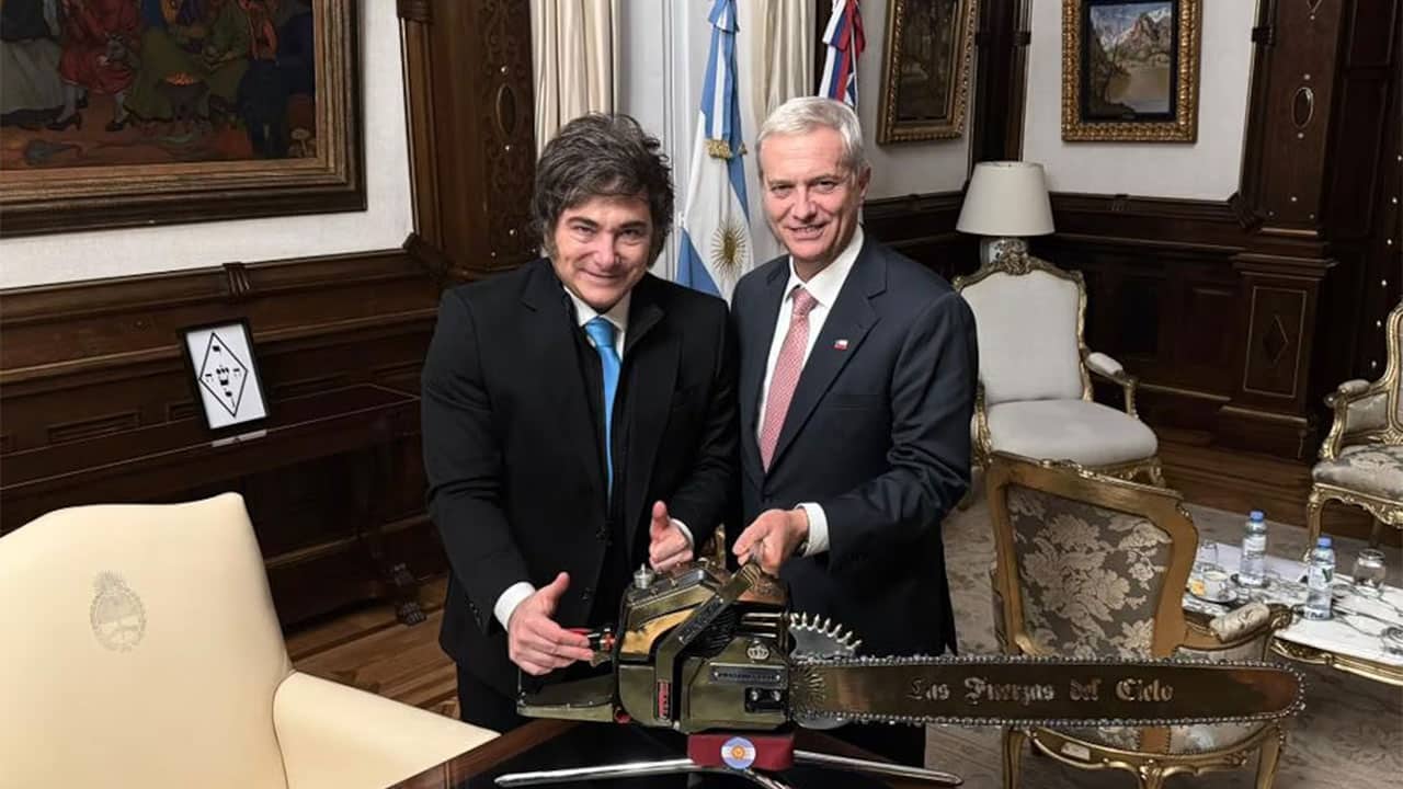 Milei viaja a Chile para la asunción de Kast