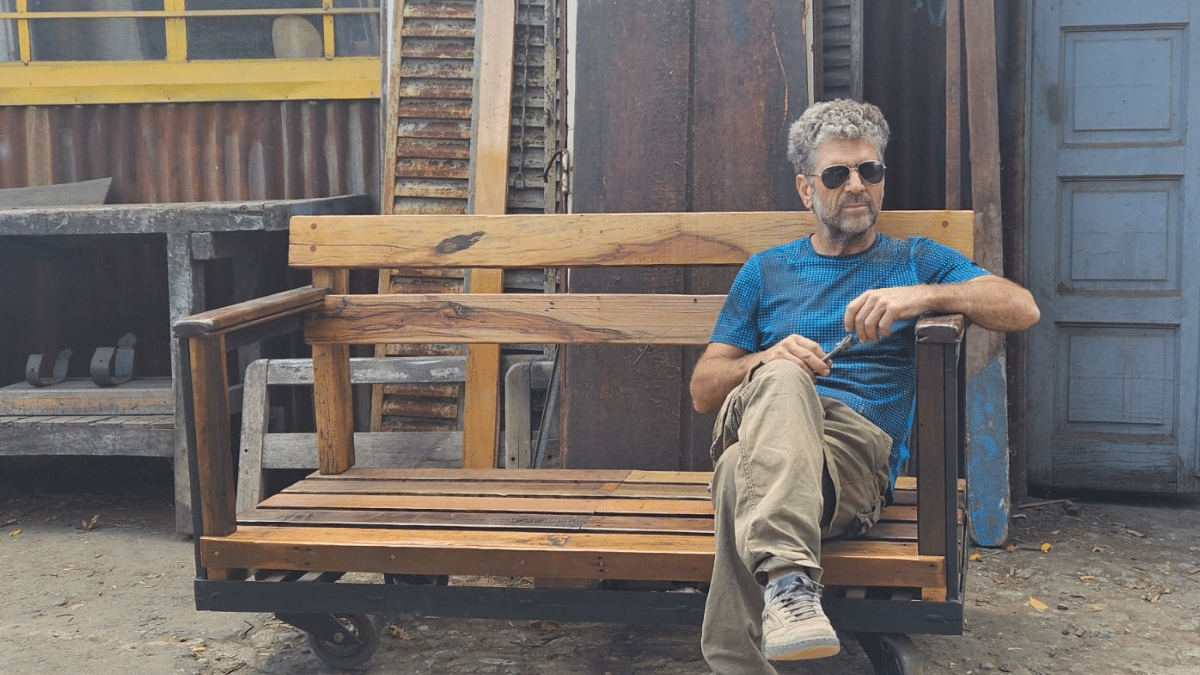 Monte Grande: El carpintero ciego que crea con sus manos