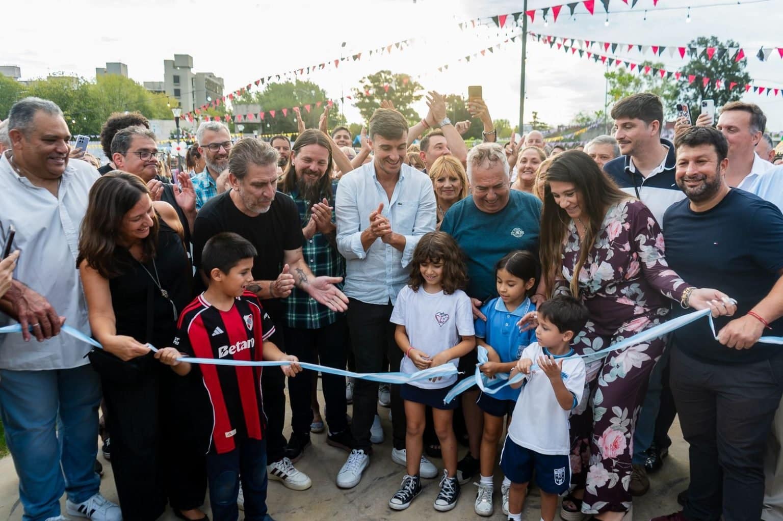 Morón: Ghi inauguró la plaza Viejo Urbano