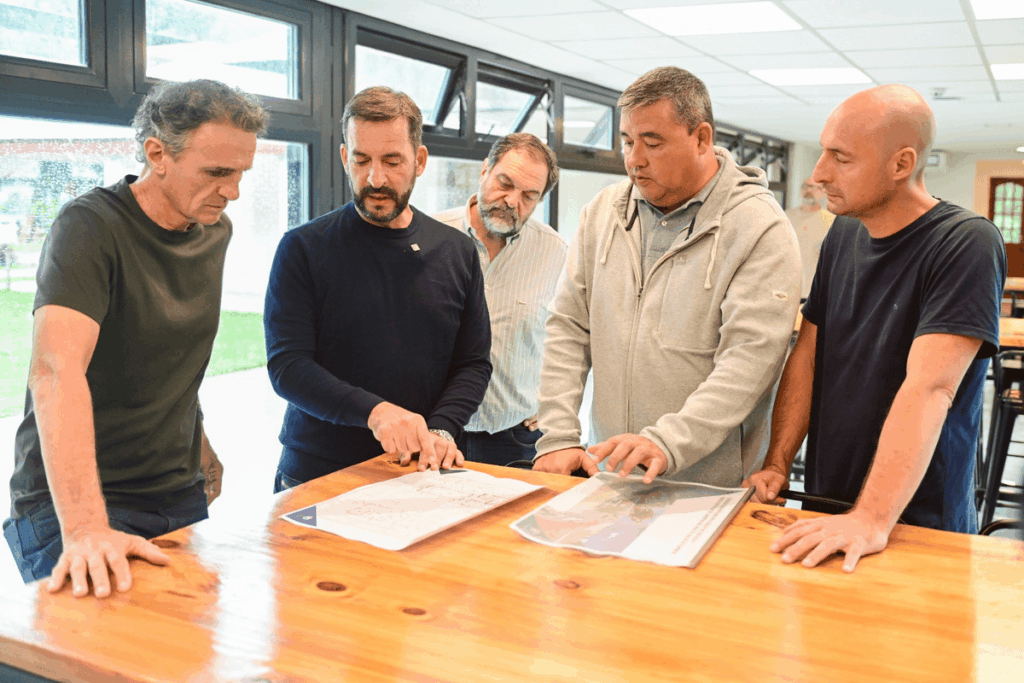 Obras en Escobar: Comedor universitario y pavimentos