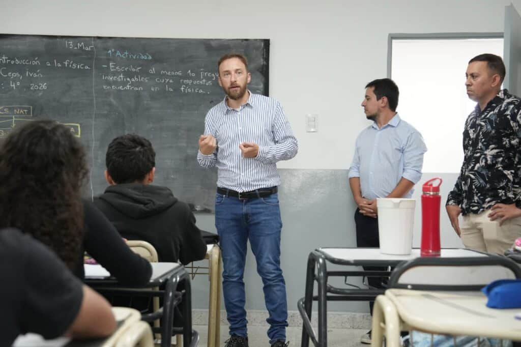 Otermín recorrió la renovada Escuela Secundaria 47 en Lomas