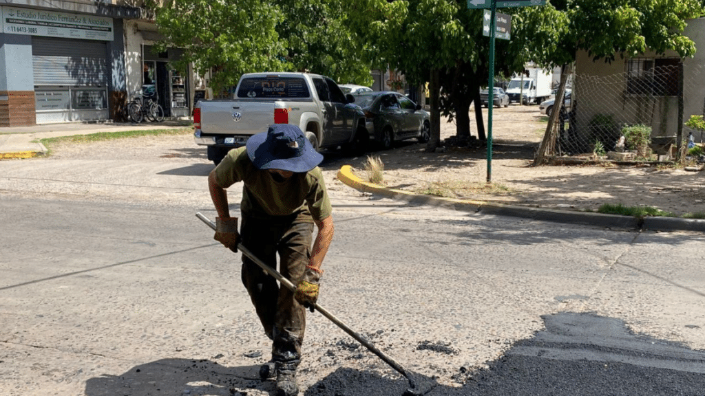 Realizan trabajos de bacheo en Monte Grande