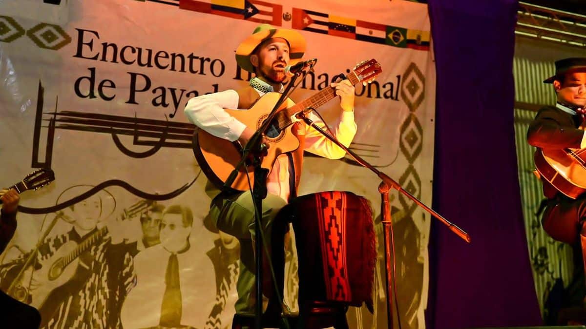 San Vicente: Payadores, laguna y actividades