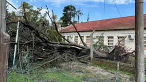 Tornado causa destrozos en Santa Fe: pueblo sin luz