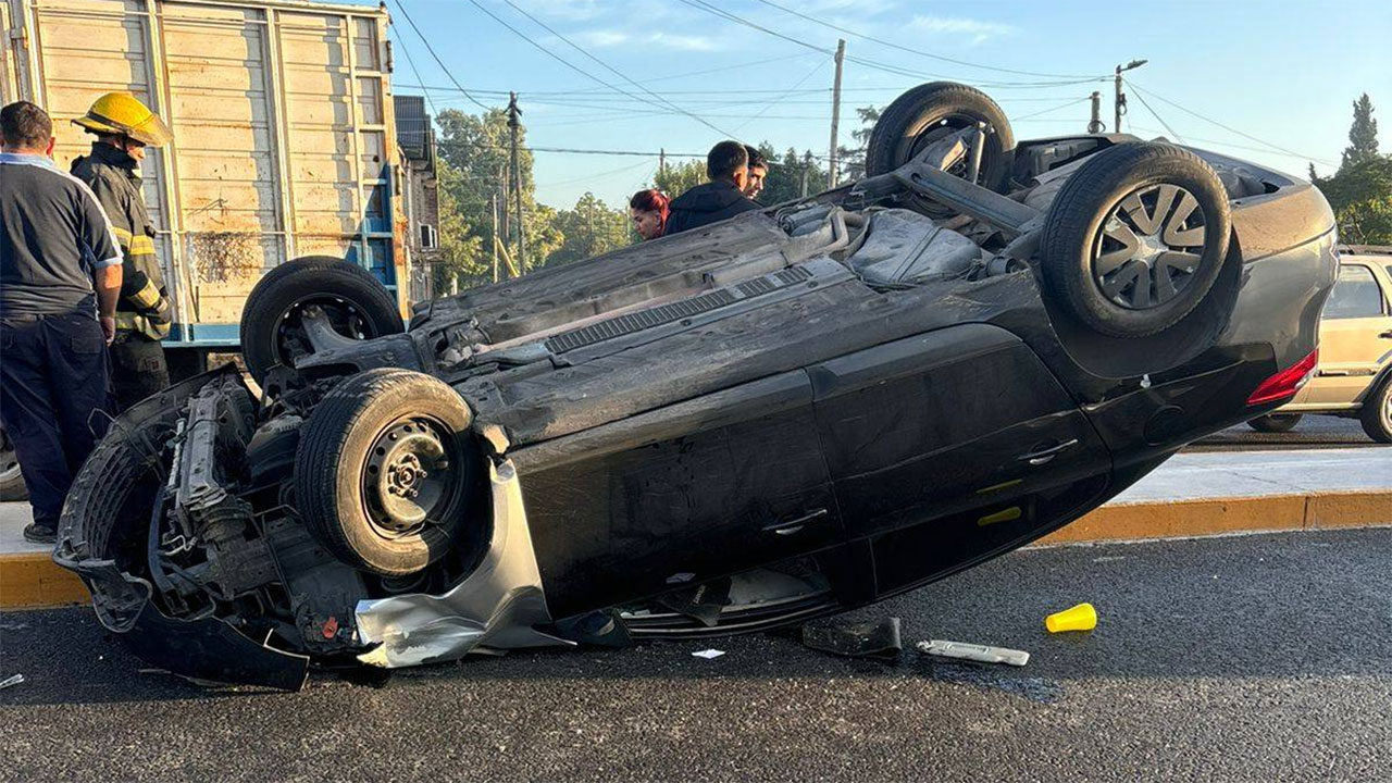 Vuelco en Camino de Cintura tras choque