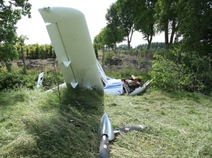 Avión francés se estrella en los Alpes: Dos pilotos heridos