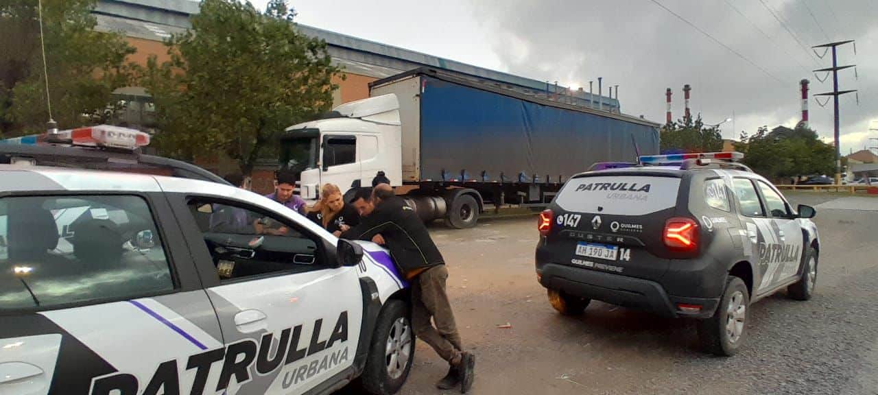 Camionero derriba postes y huye en Bernal: lo atrapan