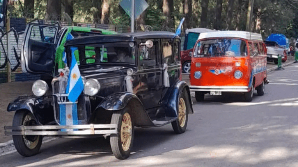 Caravana de autos clásicos a beneficio en Monte Grande
