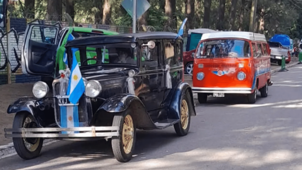 Caravana de autos clásicos a beneficio en Monte Grande