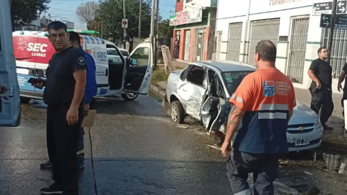 Choque entre colectivo y auto en Lomas: una herida