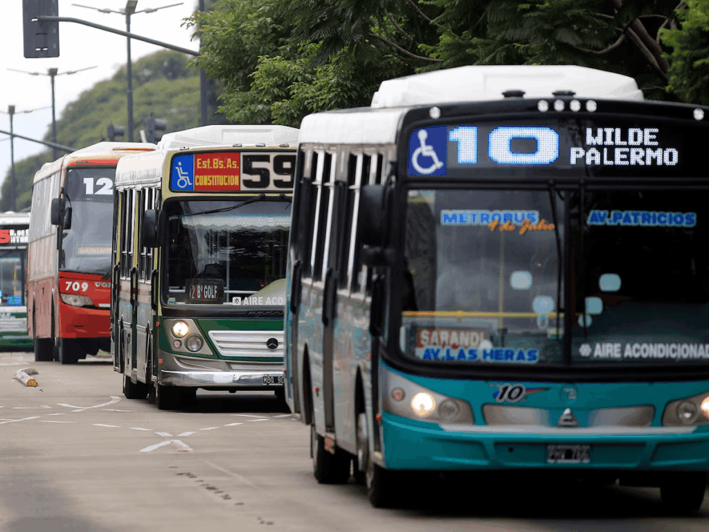 Colectivos: Reducción y riesgo de paro total en el AMBA