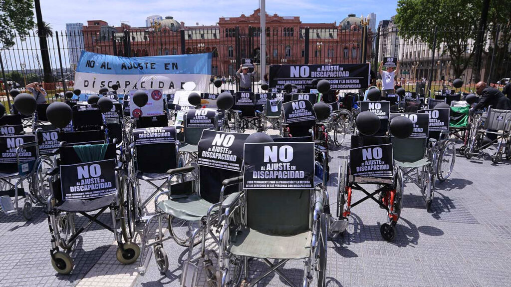Discapacidad: reclamo por pagos adeudados y recortes