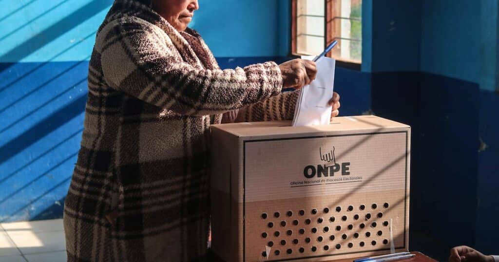 Elecciones en Perú: Filas largas y quejas por demoras