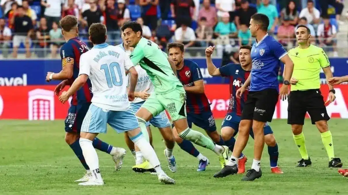 Escándalo en España: arquero surgido en Lanús golpea a rival