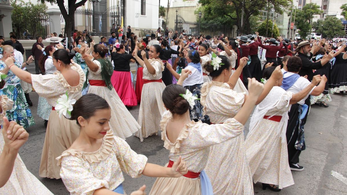 Esteban Echeverría festeja su 113° aniversario con desfiles