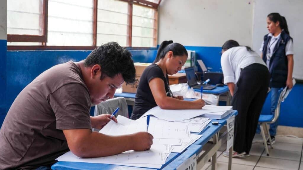 Fujimori lidera conteo rápido en Perú tras elecciones 2026