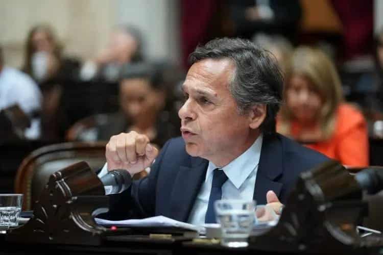Giuliano pide consulta popular por ley de glaciares