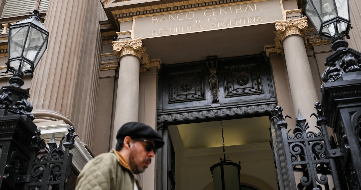 Gobierno baja los encajes bancarios en Argentina