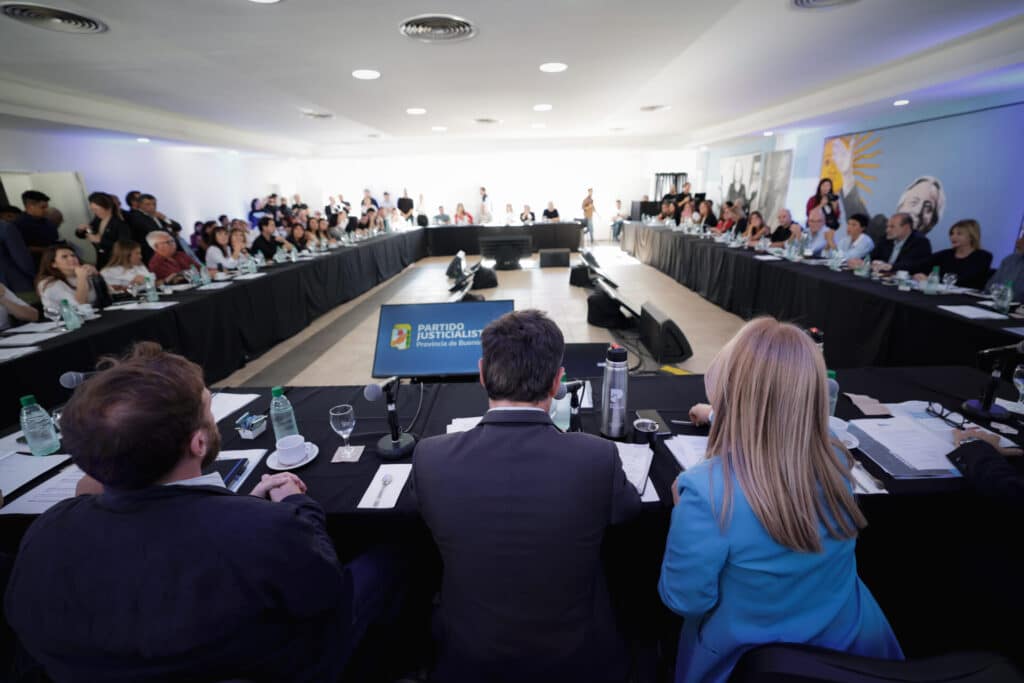 Intendentes peronistas movilizan a Capital Humano