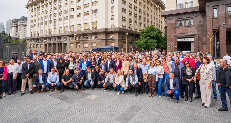 Intendentes reclaman a Milei baja en nafta y obras