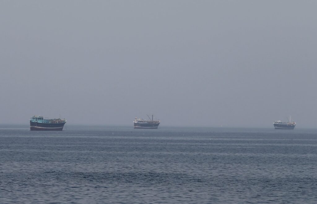 Irán ataca buque vinculado a Israel en Estrecho de Ormuz