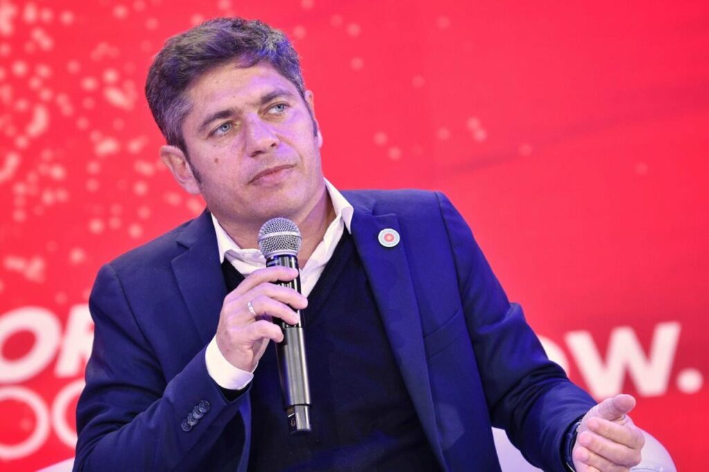 Kicillof criticó a Milei desde España y se reunió con Lula