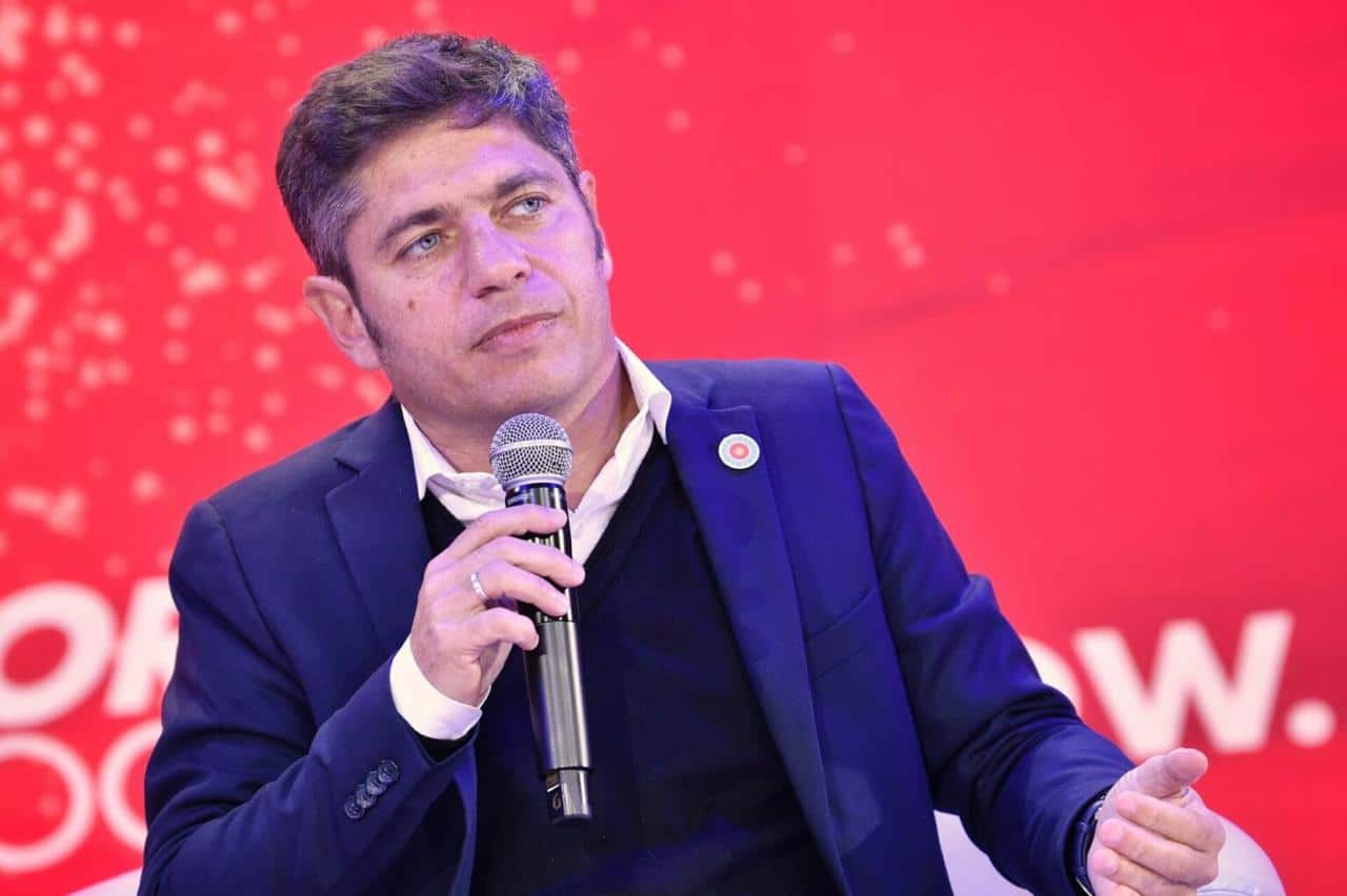 Kicillof criticó a Milei desde España y se reunió con Lula