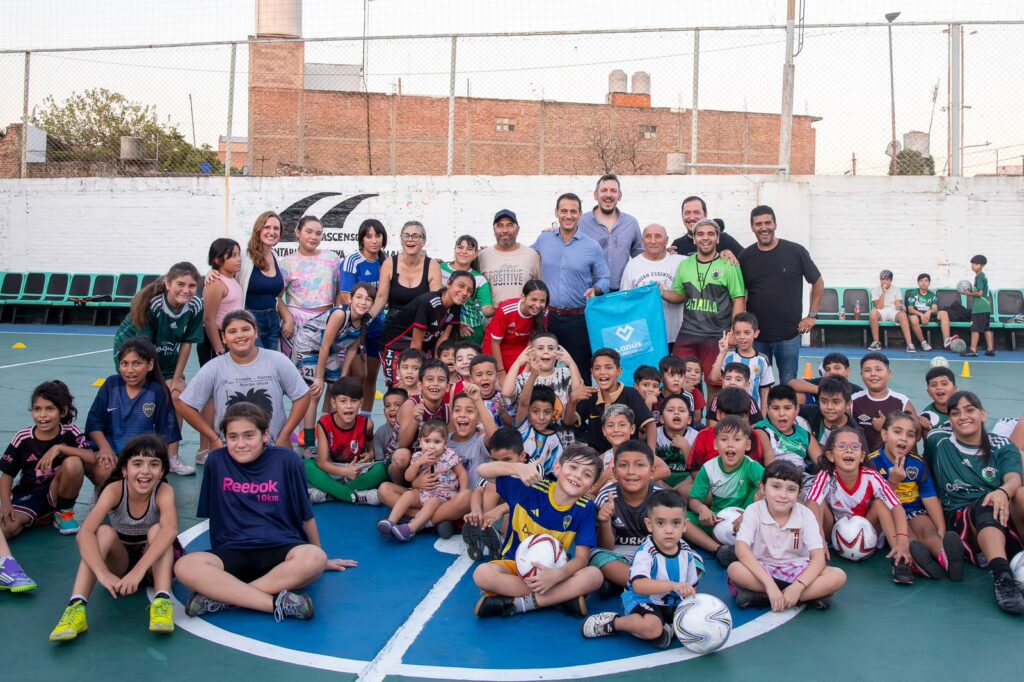 Lanús: Entrega de equipamiento deportivo a clubes