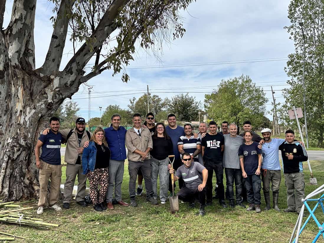 Luján: Municipio entregó árboles y plantó en Plaza La Palomita