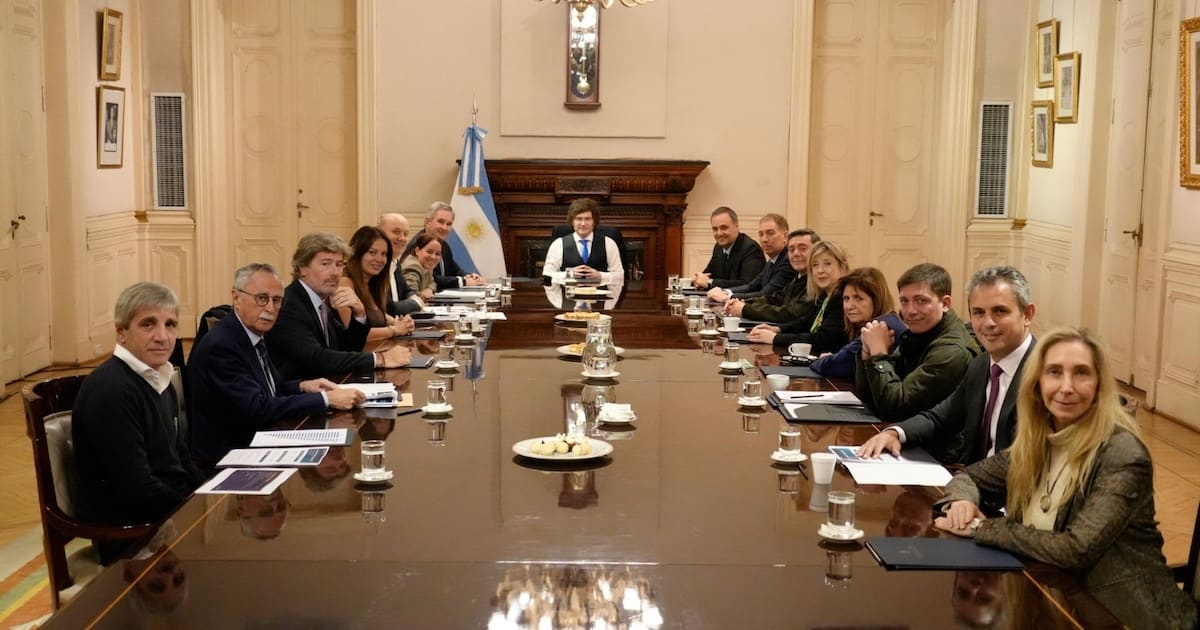 Milei retoma gestión y respalda a Adorni tras turbulencias