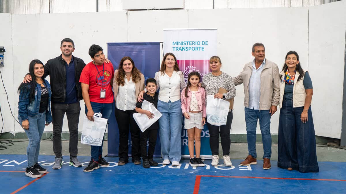 Moreno: Entregan pases libres para transporte público