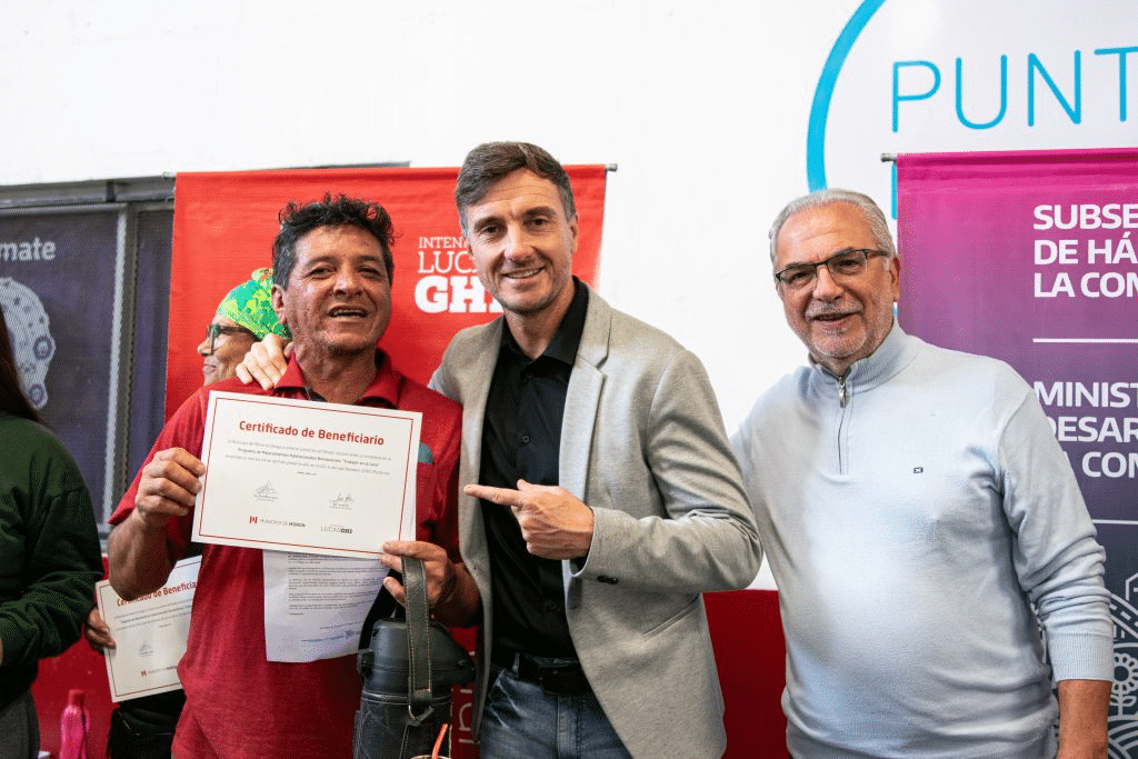 Morón: Ghi entregó subsidios para mejoras de viviendas