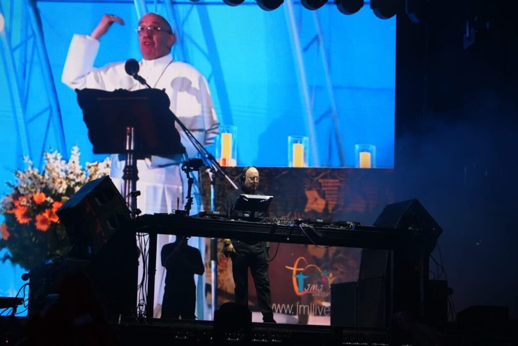 Multitudinaria fiesta techno recordó al Papa Francisco