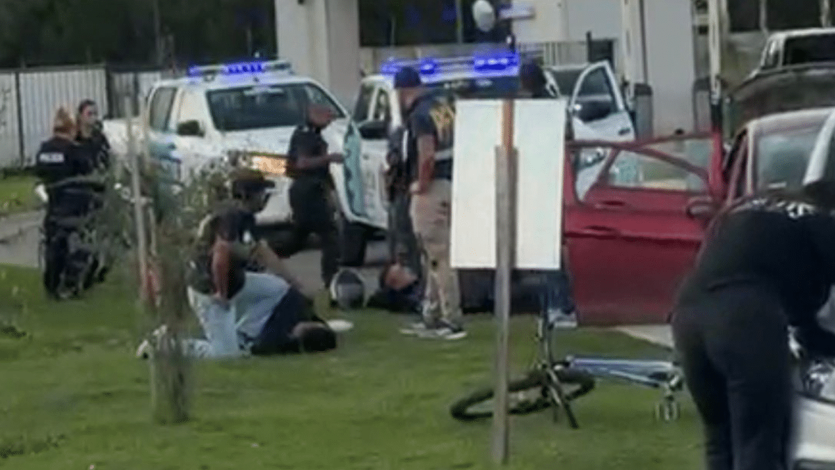 Persecución policial termina con detenido en country de Canning