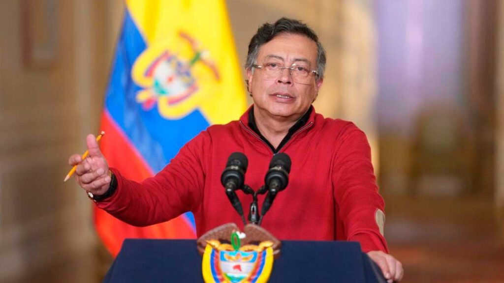 Petro revierte suba de aranceles a Ecuador
