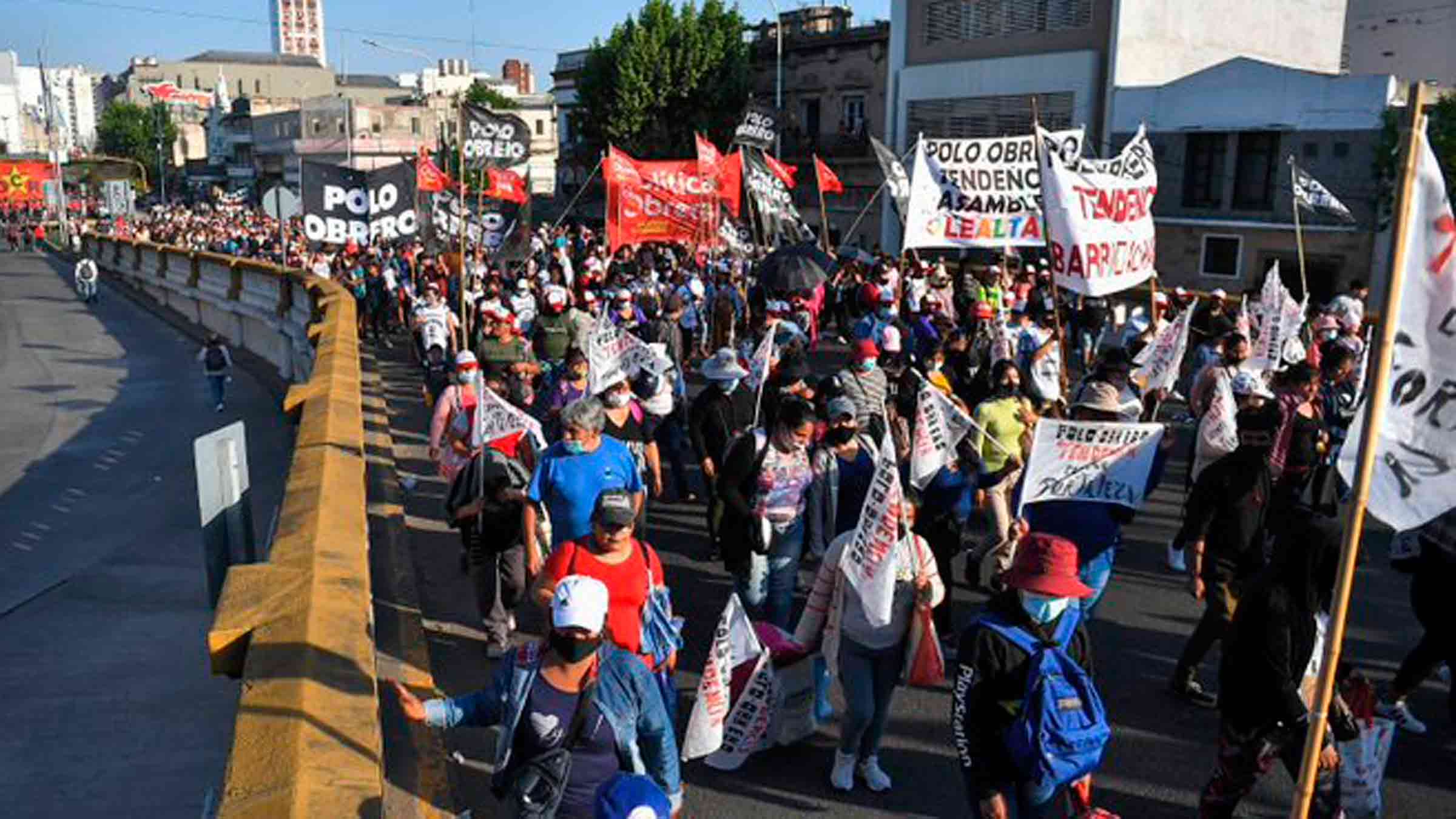 Protesta masiva: cortes contra el ajuste de planes sociales