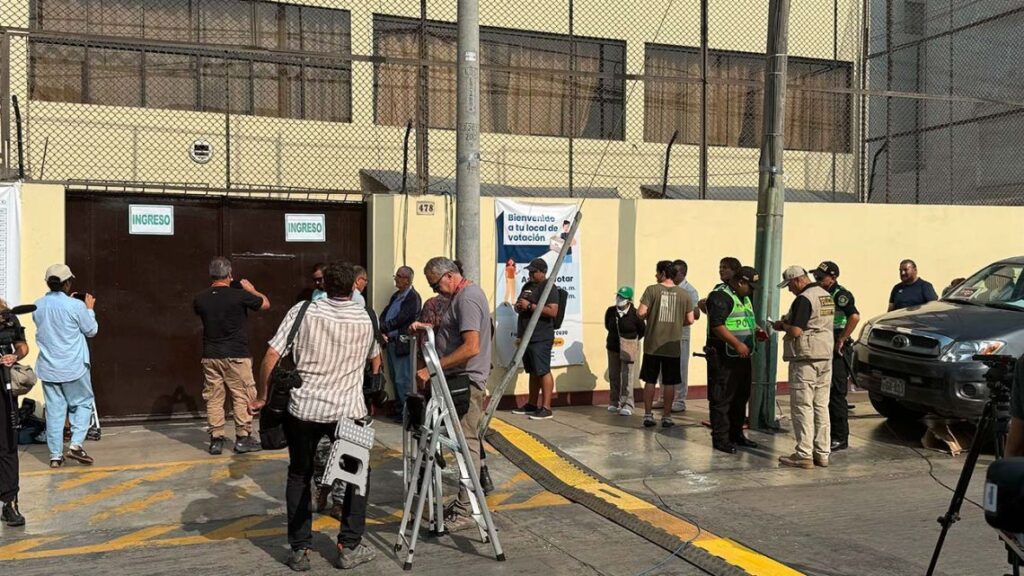 Protestas por demora en colegio donde vota Keiko Fujimori