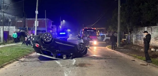 Temperley: auto volcó tras choque con vehículo estacionado
