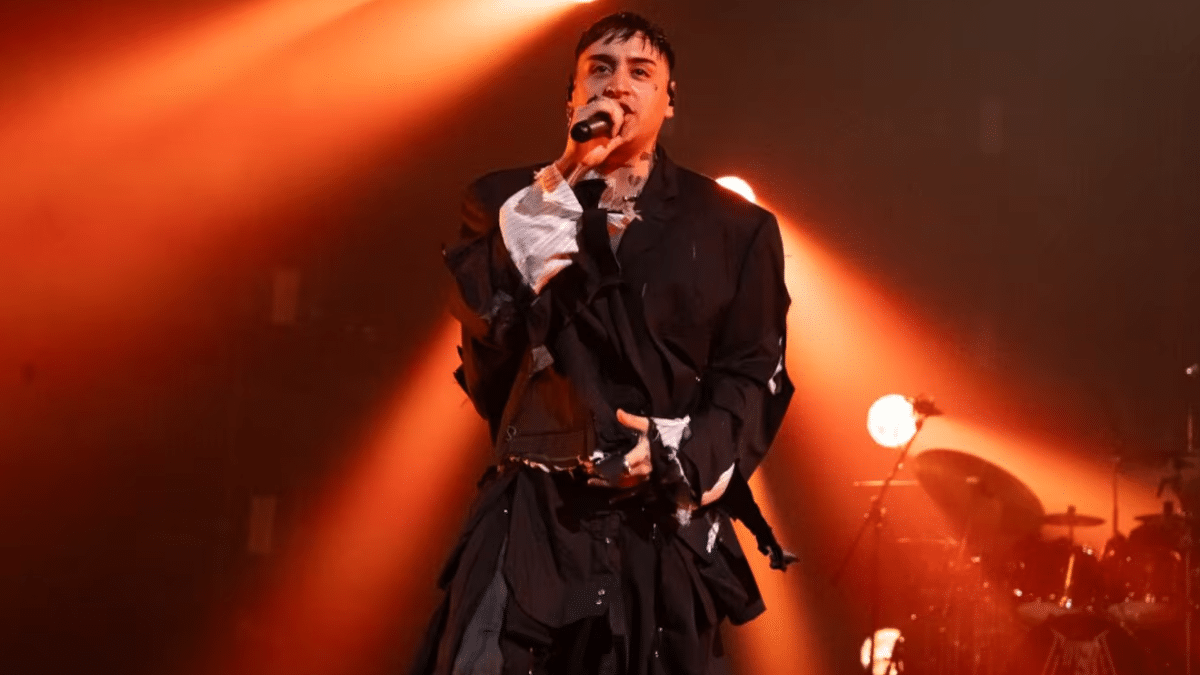 Tiago PZK sorprende al cantar sin autotune en vivo