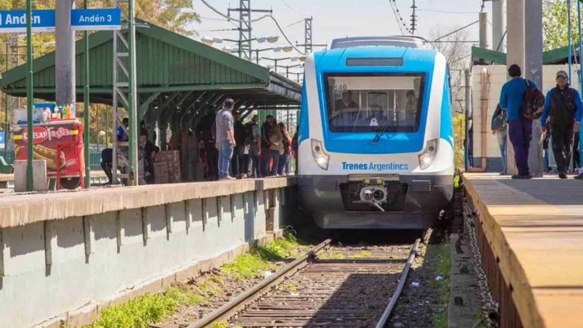 Tren Roca chocó a motociclista en Glew: servicio demorado