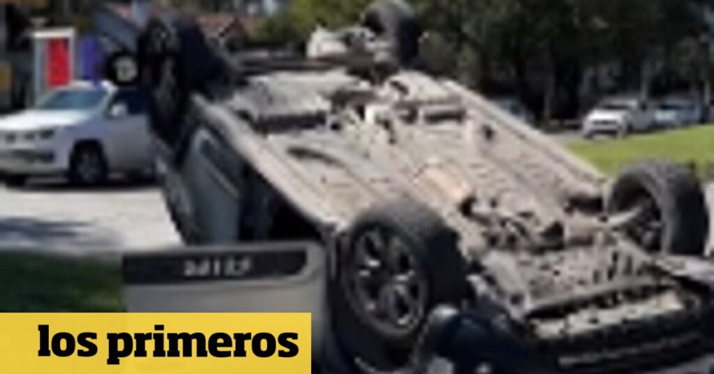 Yerba Buena: Auto volcó tras choque; conductor intentó huir