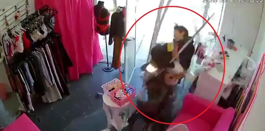 Adolescentes en moto impactan vidriera en Caseros