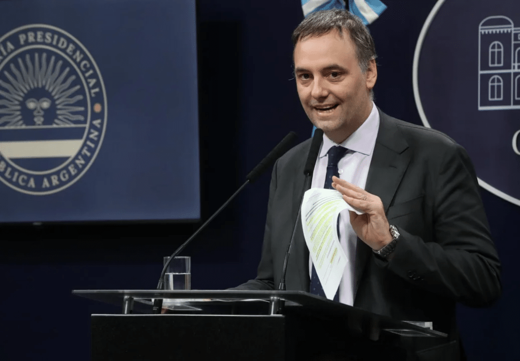 Adorni niega censura tras cierre de sala de prensa