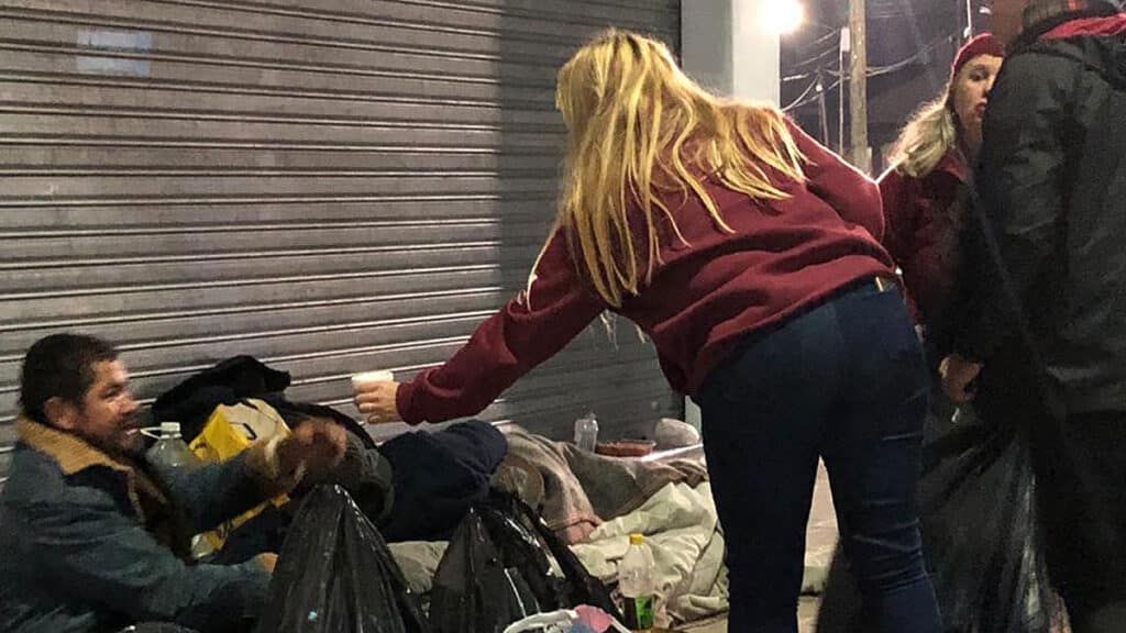 Aumentan familias en situación de calle por el frío