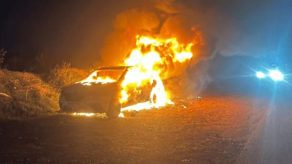 Auto se incendió en Monte Grande: Intervención de Bomberos