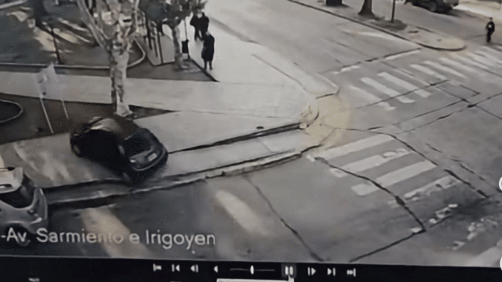 Auto se sube a la plaza de San Vicente: video