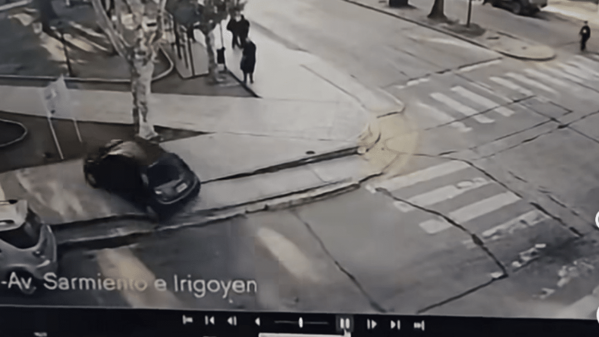 Auto se sube a la plaza de San Vicente: video