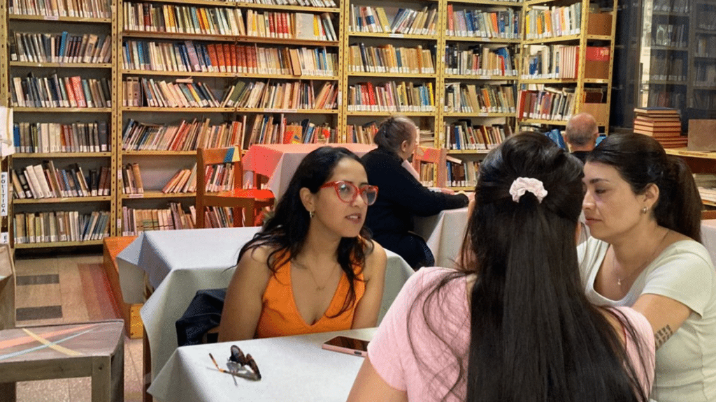 Biblioteca suma café y actividades en Luis Guillón